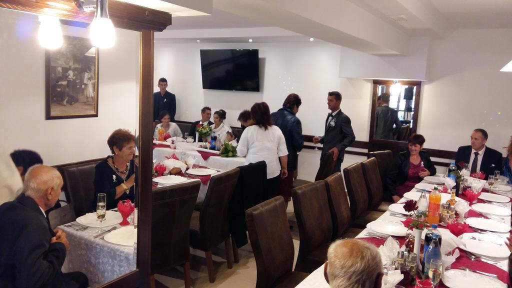 Pensiunea Caraiman Servicii De Cazare Codlea Exterior foto